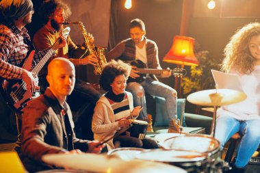 Çok kültürlü Caz Orkestrası Konser ev stüdyosu için çalışmıyor.