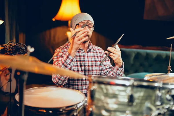 Caucasian Drummer Playing His Instrument While Sitting Home Studio — Stock Photo, Image