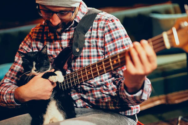 Músico Caucasiano Com Boné Cabeça Tocando Com Gato Enquanto Tocava — Fotografia de Stock