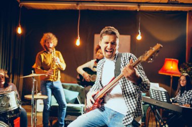 Çok kültürlü Caz Orkestrası Konser ev stüdyosu için çalışmıyor.