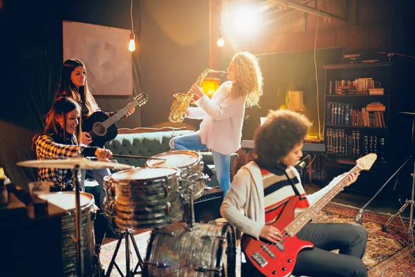 Ragazze Che Suonano Musica Jazz Primo Piano Una Donna Che — Foto Stock