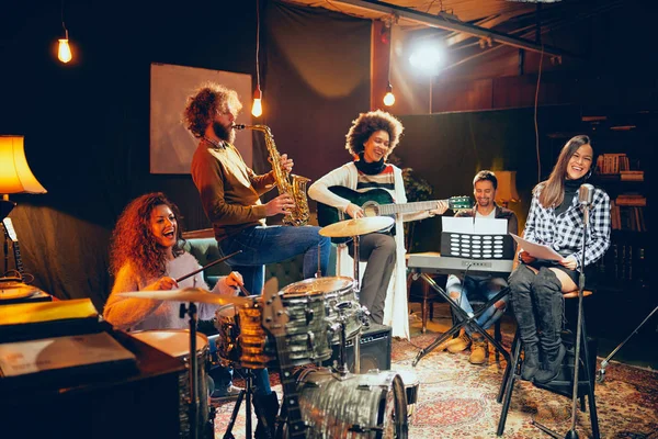 Zenekar Gyakorlat Házi Stúdiójában Énekel Miközben Banda Játszik Eszközök — Stock Fotó