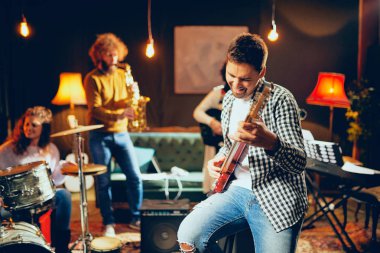 Çok kültürlü Caz Orkestrası Konser ev stüdyosu için çalışmıyor.