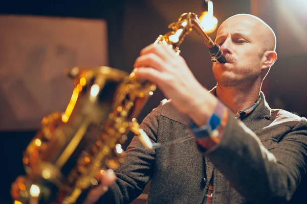 Junger Talentierter Saxofonist Plaudert Sein Instrument Aus Und Steht Heimischen — Stockfoto