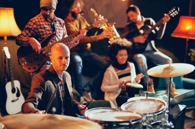 Caz Orkestrası müzik ev stüdyosunda. Davulcu tarih seçici odak.
