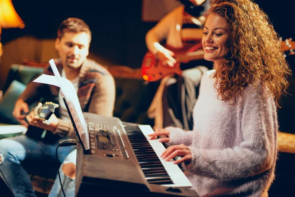 Vrouw Spelen Klavier Selectieve Aandacht Vrouw Home Studio Interieur — Stockfoto