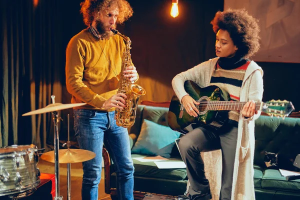 Mulher Raça Mista Tocando Guitarra Acústica Enquanto Homem Tocando Saxofone — Fotografia de Stock