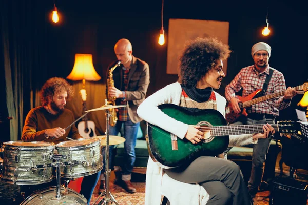 Donna Mista Che Canta Suona Chitarra Seduta Una Sedia Con — Foto Stock