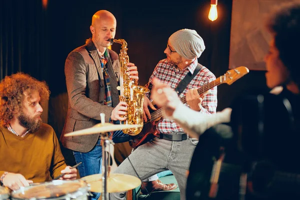 Banda Jazz Multicultural Praticando Para Show Estúdio Casa — Fotografia de Stock