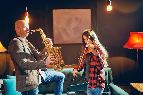 Dois Talentosos Músicos Tocando Violino Saxofone Home Estúdio Interior — Fotografia de Stock