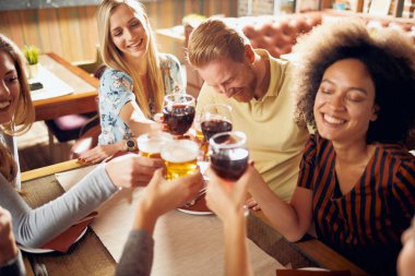 Restoranda otururken bir tost ekmegi arkadaşlar. Etnik grup.