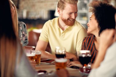 Sohbet ve restoranda otururken alkol arkadaş. Çok etnik grup.