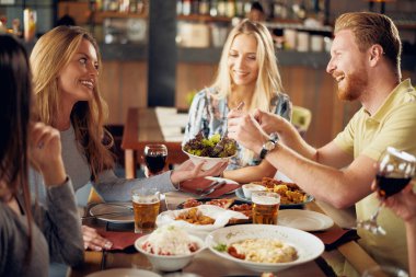 Restoranda akşam yemeği arkadaşlar. Çok etnik grup.