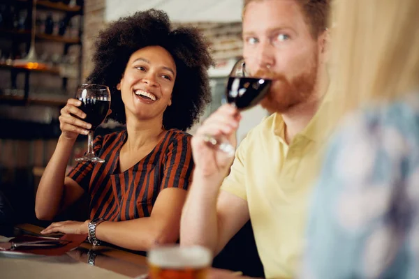 Multiculturele Vrienden Zittend Restaurant Het Drinken Van Wijn Bier — Stockfoto