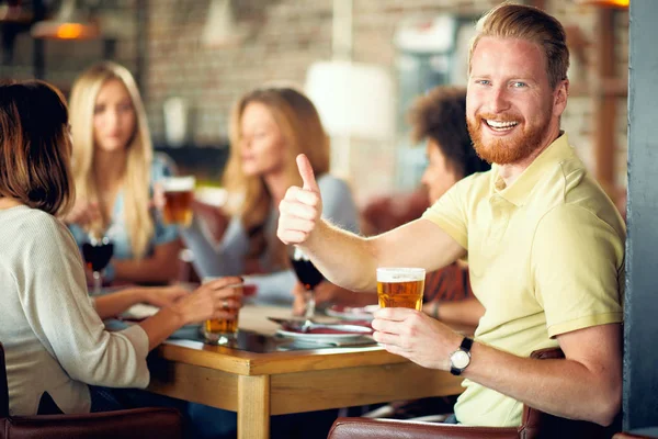 Чоловік Пиво Дає Великі Пальці Сидячи Ресторані Задньому Плані Його — стокове фото