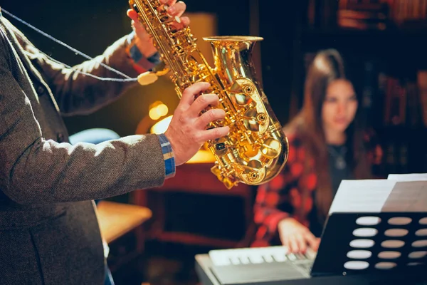 Homem Tocando Saxofone Estúdio Casa Enquanto Jovem Mulher Talentosa Jogando — Fotografia de Stock