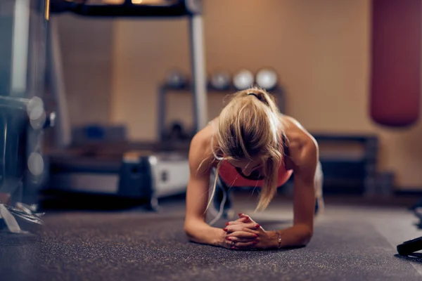 Kvinnan gör plankor på gymmet. Friska livsstil koncept. — Stockfoto