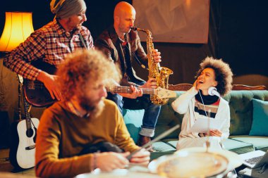 Caz Orkestrası müzik ev stüdyosunda. Drumm tarih seçici odak