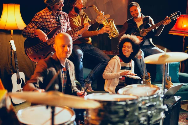 Jazz band che suona musica in studio a casa. Focus selettivo sul tamburo — Foto Stock