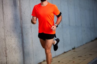 Genç adam sokakta çalıştıran sakallı. Sağlıklı yaşam konsepti.