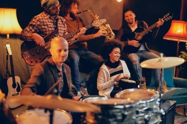 Caz Orkestrası müzik ev stüdyosunda. Davulcu tarih seçici odak.
