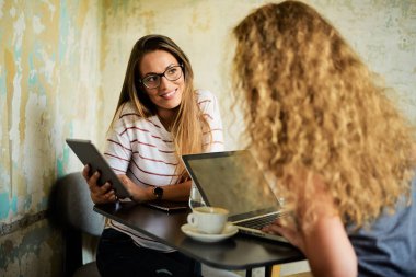 Teknolojileri kullanarak ve kahve içme otururken ben iki kadın
