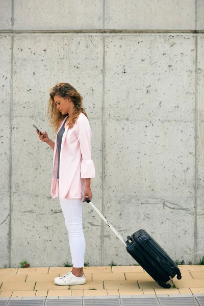 Kobieta, bagaży i za pomocą inteligentnego telefonu podczas spaceru do th — Zdjęcie stockowe