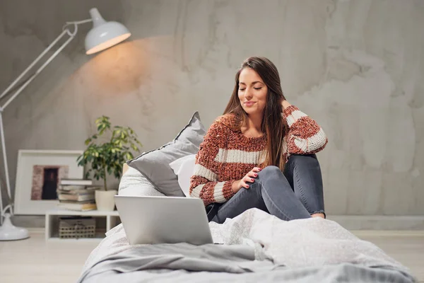 아름 다운 백인 갈색 침실에서 침대에 앉아서 노트북을 사용 하 여. — 스톡 사진