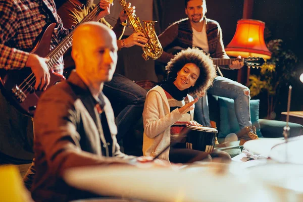 Jazz Band zenét játszik otthon stúdióban. — Stock Fotó