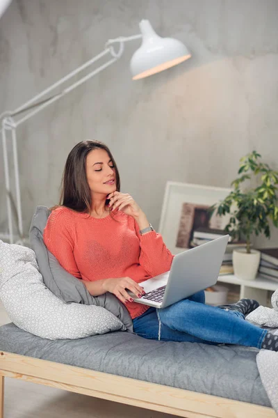 Schöne Kaukasische Brünette Sitzt Auf Dem Bett Schlafzimmer Und Mit — Stockfoto