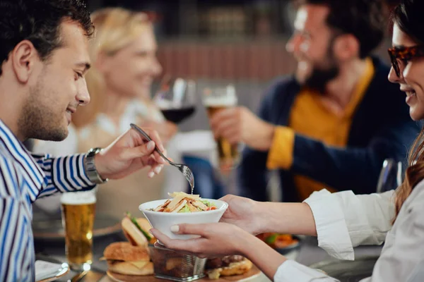 Multiethnische Freunde, die im Restaurant sitzen, Alkohol trinken, plaudern und Burger essen. — Stockfoto