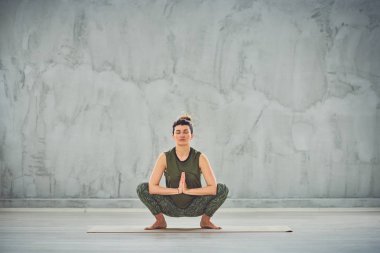Squatting Balance yoga yapıyor güzel Kafkas esmer Ön görünümü mat yalınayak poz.