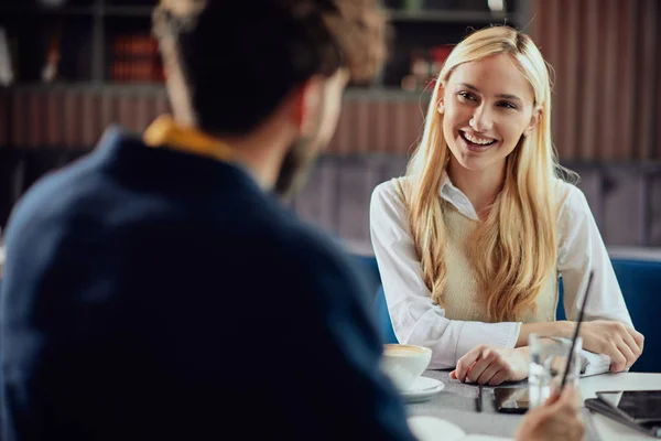 Uśmiechnięta kaukaski Blondynka biznesmen ubrany inteligentny casual Disc — Zdjęcie stockowe