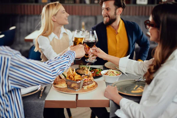 Cuatro freinds muliétnicos felices vestidos elegantes animando ocasionalmente con — Foto de Stock