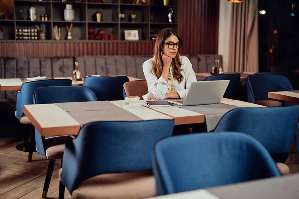 Atractiva mujer de negocios caucásica vestida elegante casual sentado — Foto de Stock