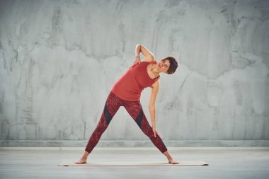 Üçgen yo yapıyor kırmızı spor yalınayak çekici esmer