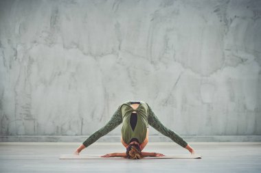 Fit Kafkas esmer mat yalınayak Tripod Headstand yoga egzersiz yapıyor.