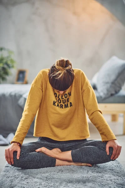 Красива кавказька брюнетка сидить в Lotus йога позі і практикуючих дихання. Інтер'єр спальні, Ранкова рутина. — стокове фото