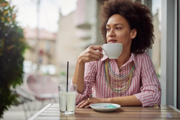 Aantrekkelijke mixed race vrouw zittend in Cafe en genieten van haar koffie. — Stockfoto