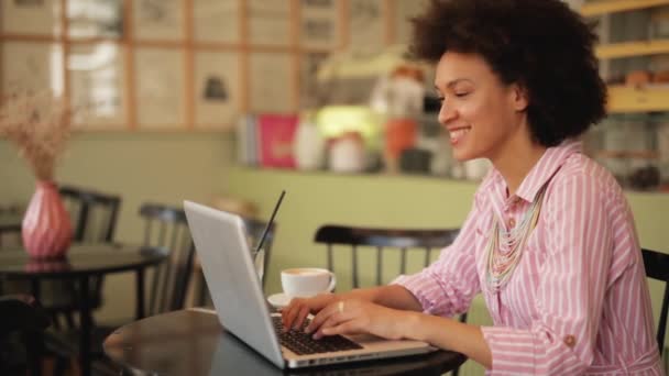 Glimlachend Gemengd Ras Zakenvrouw Zittend Banketbakkerij Het Gebruik Van Laptop — Stockvideo