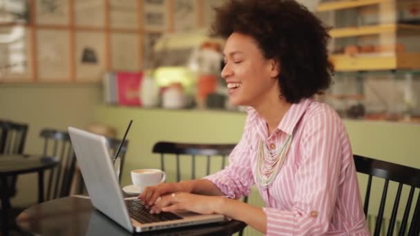 Glimlachend Gemengd Ras Zakenvrouw Zittend Banketbakkerij Het Gebruik Van Laptop — Stockvideo