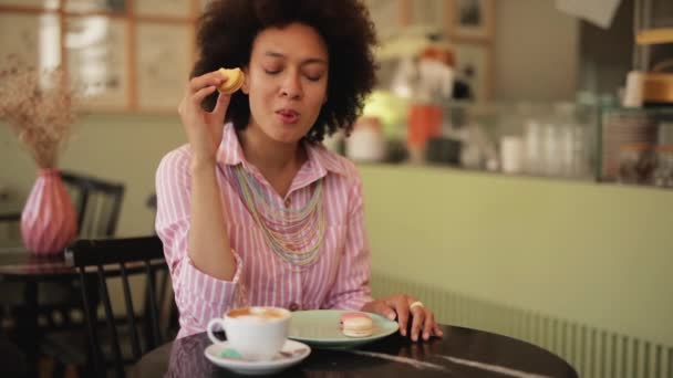 Hermosa Mujer Raza Mixta Vestido Rayas Sentado Pastelería Comer Postre — Vídeo de stock