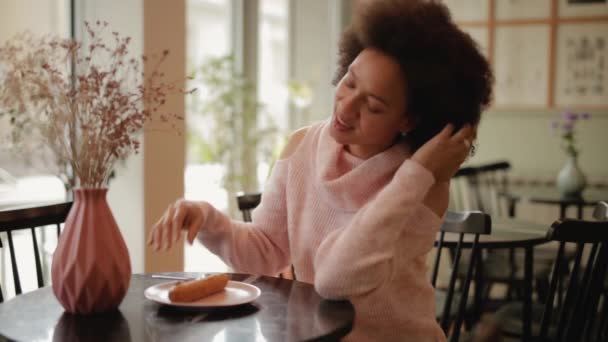 Linda Mulher Raça Mista Sorridente Suéter Rosa Comendo Gateaux Pastelaria — Vídeo de Stock