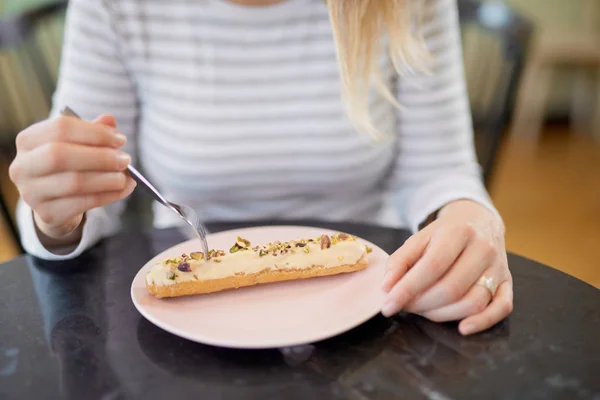 Mujer caucásica comiendo postre en pastelería . — Foto de Stock