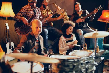 Caz Orkestrası müzik ev stüdyosunda. Davulcu tarih seçici odak.