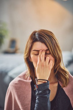 Çekici Kafkas esmer portresi sabah yatak odasında nefes egzersiz yapıyor. Yoga pratik kavramı.