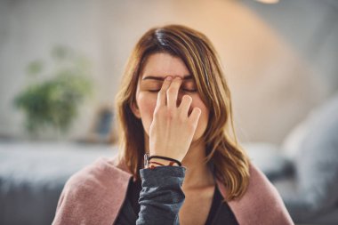 Çekici Kafkas esmer portresi sabah yatak odasında nefes egzersiz yapıyor. Yoga pratik kavramı.