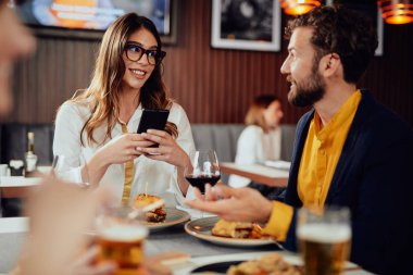 İki Kafkas arkadaş restautrant otururken akşam yemeği ve sohbet akıllı rahat giyinmiş.