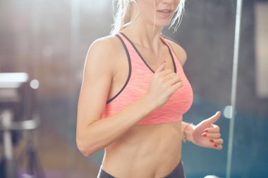 Koşu bandında koşan bir kadın. Yakından kapatın. Sağlıklı yaşam tarzı kavramı.