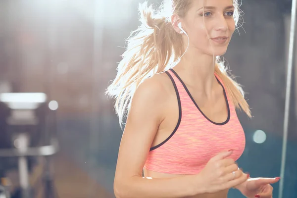 Una mujer corriendo en una cinta. De cerca. concepto de estilo de vida saludable . — Foto de Stock